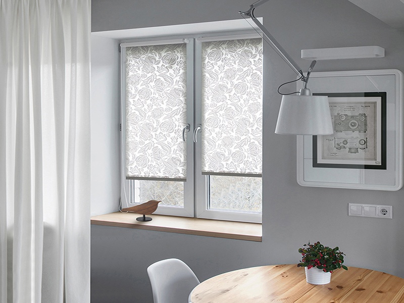 Монтаж рулонной шторы на створку окна - изображение 1 - заказать онлайн в салоне штор Benone в Серпухове